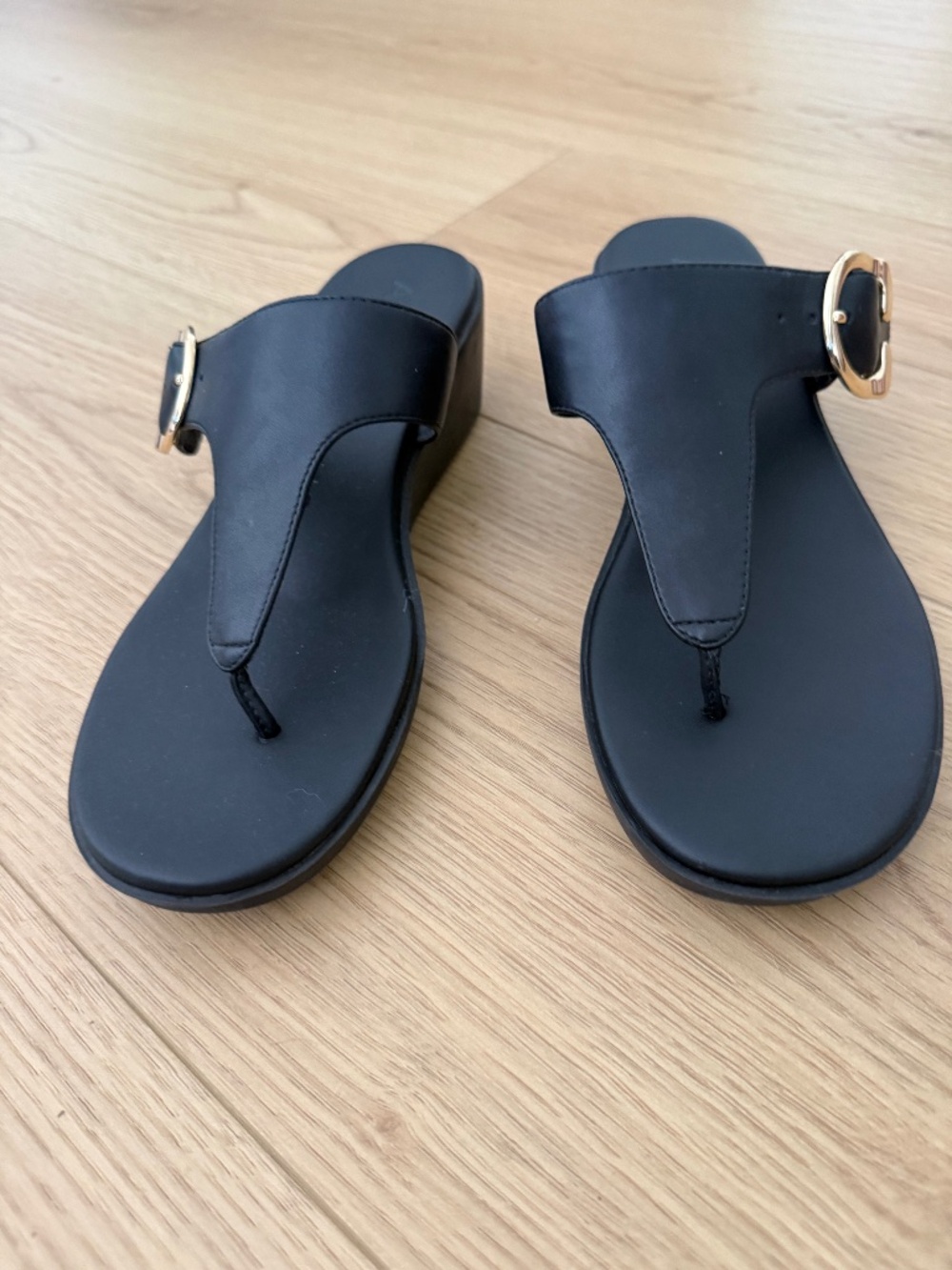 Aerosoles Women’s Size 9 Black Thong Sandals Low Wedge Gold Buckle